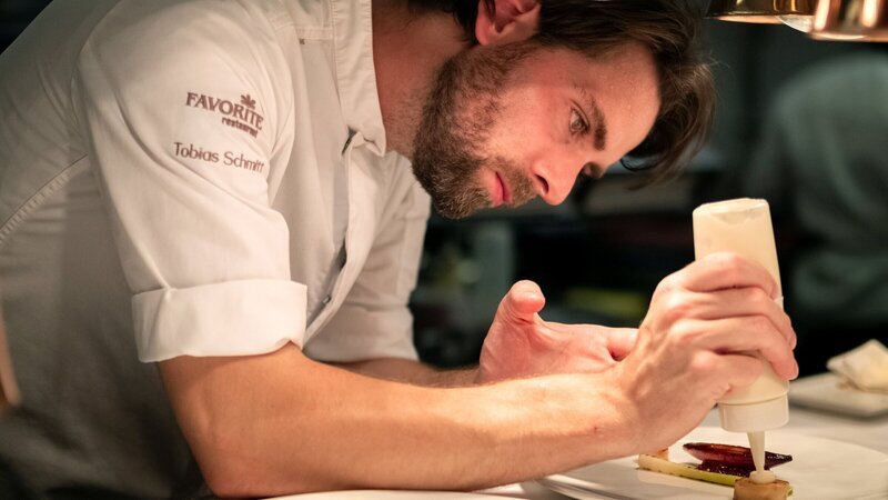 Küchenchef Tobias Schmitt im Sternerestaurant Favorite in Mainz. – Bild: 3sat