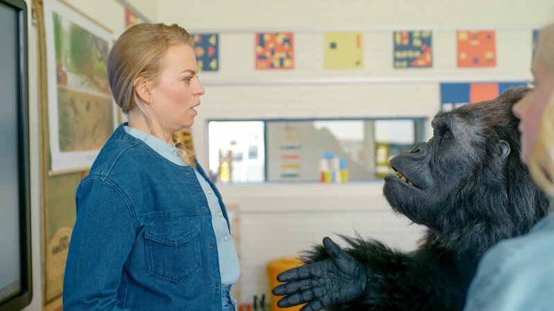 Die Lehrerin Carola (Keja Kwestro, li.) erschrickt sich, als Lena (Isa Jansen) ihr Benedict (Yaron Mesika) vorstellt. – Bild: ORF/​Beta Film/​Fiction Valley/​Avrotros