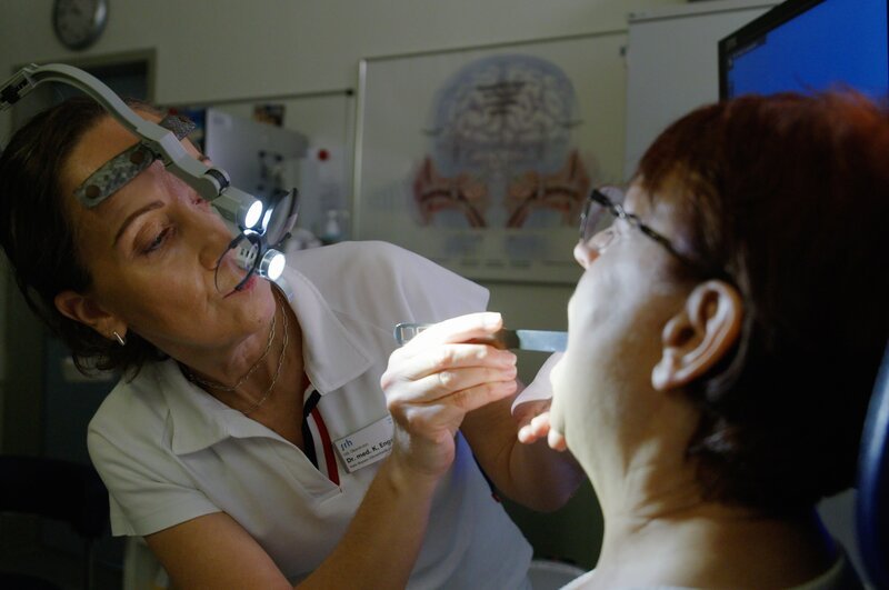 HNO-Ärztin Dr. Kathrin Engel untersucht eine Patientin mit auffälligem Zungenbelag. – Bild: ZDF und Ulrich Sontag