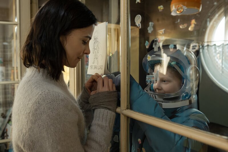 Teri Marquard (Aylin Tezel, l.) kämpft für die Gesundheit ihrer Tochter Luca (Hanna Heckt, r.), die wegen einer Immunkrankheit in strenger Isolation leben muss. – Bild: ZDF und Armands Virbulis