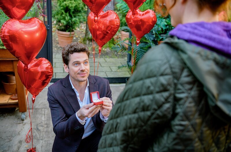 Fanny (Johanna Graen r.) ist überwältigt, als Kilian (Anthony Paul l.) ihr einen Heiratsantrag macht. – Bild: ARD/​WDR/​Christof Arnold