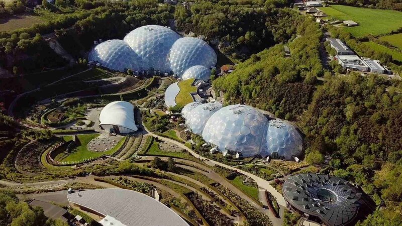 Unter den Kuppeln des „Eden Project“ im englischen Cornwall wachsen tropische und subtropische Pflanzen. – Bild: ZDF