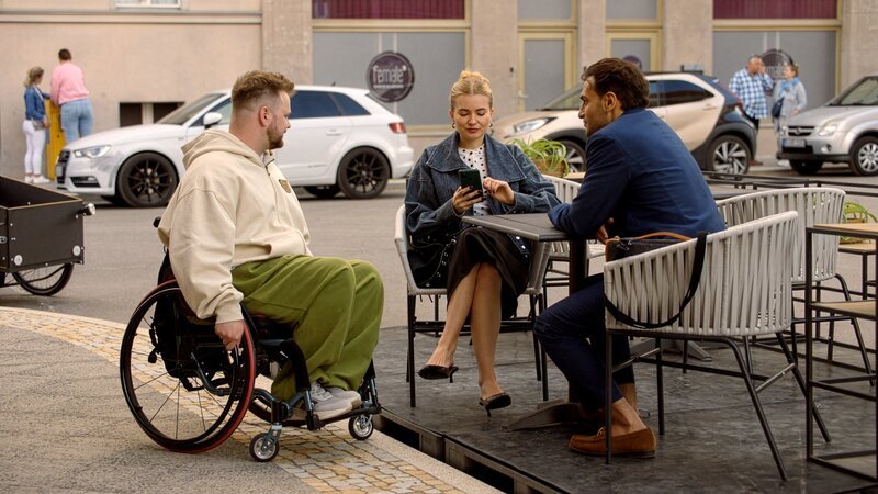Jonas (Felix van Deventer, l.) ist genervt von Nihat (Timur Ülker). In der Mitte Johanna (Charlott Reschke). – Bild: RTL /​ Ungeheuerlicher Verdacht