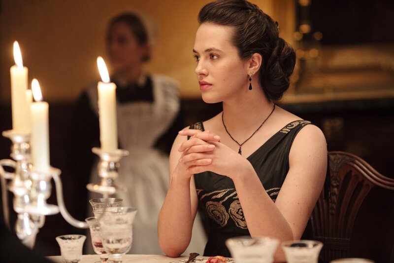 Lady Sybil (Jessica Brown Findlay) akzeptiert als erste der hochadeligen Familie Crawley, dass eine neue Zeit herauf dämmern wird, in der die Herkunft durch Geburt weniger wichtig sein wird. – Bild: SKY /​ Carnival Film & Television Limited