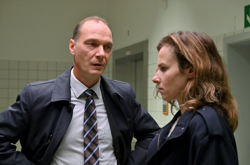 Karin Gorniak (Karin Hanczewski) versucht Peter Michael Schnabel (Martin Brambach) davon zu überzeugen, auf ihre Intuition zu hören, obwohl es keine offensichtlichen Indizien für einen Mord gibt – Bild: WDR/​MDR/​MadeFor/​Hardy Spitz