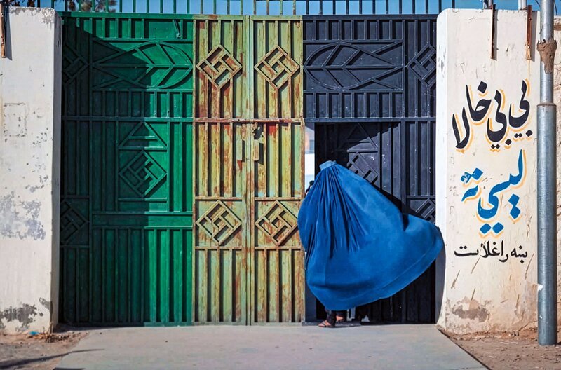 Tor einer Mädchenschule: Seit der Rückkehr der Taliban dürfen Mädchen nur bis zur sechsten Klasse zur Schule gehen. – Bild: Jordan Bryon