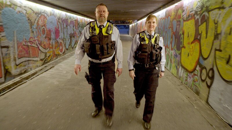Nicole Schulz (r.) und Thomas Süß patrouillieren verstärkt im Stadtteil Wehringhausen. – Bild: WDR/​Ingo Mende