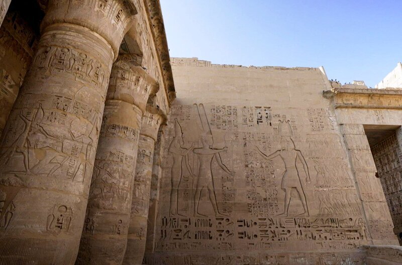 Eine antike Tempelanlage mit ägyptischen Hieroglyphen: Die frühesten hieroglyphischen Inschriften stammen aus der Zeit um 3.200 bis 3.000 vor Christus. – Bild: Elephant Doc
