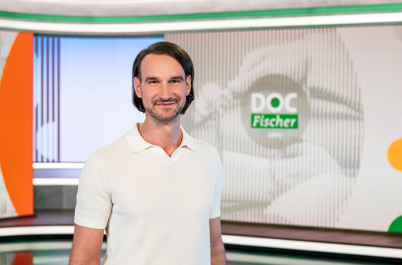 Der Arzt und Moderator Prof. Dr. Derek Zieker-Fischer präsentiert neueste medizinische Erkenntnisse und Behandlungsmethoden und gibt Tipps, wie man fit und gesund bleiben kann. – Bild: SWR/​Patricia Neligan