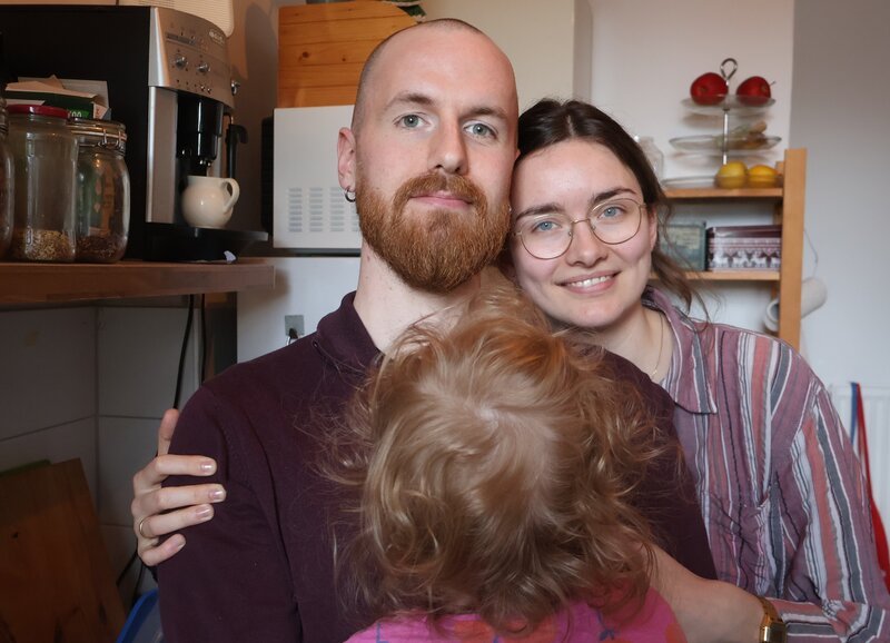 Konstantin und Laura Briegel mit ihrer zweijährigen Tochter – Bild: ZDF und Eva Münstermann