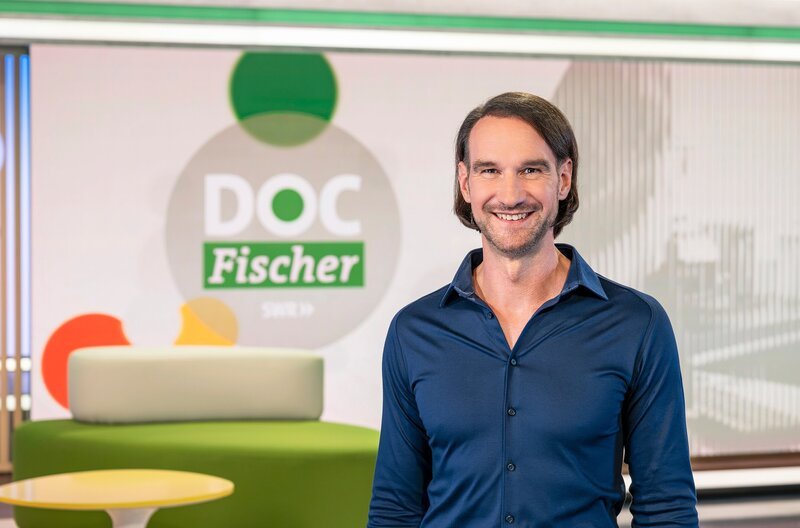 Der Arzt und Moderator Prof. Dr. Derek Zieker-Fischer präsentiert neueste medizinische Erkenntnisse und Behandlungsmethoden und gibt Tipps, wie man fit und gesund bleiben kann. – Bild: SWR/​Patricia Neligan
