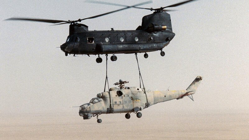 Ein MH-47 Chinook der US-Armee mit einer libyschen Hind als Außenlast. – Bild: uklib /​ A+E Global Media /​ The HISTORY Channel