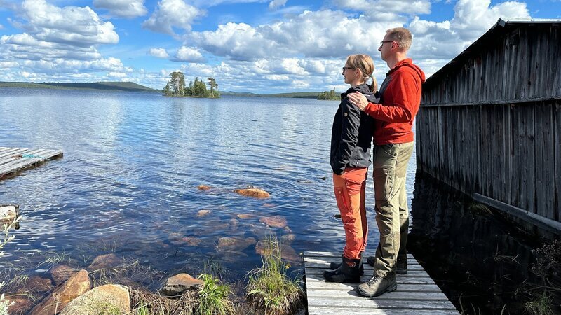 Andrea Windolph und Alexander Blumenau leben jetzt in Jokkmokk in Lappland am Karats-See. – Bild: ZDF
