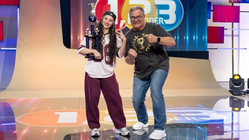 In dieser Folge von „1, 2 oder 3“ dreht sich alles um beeindruckende Nachwuchssportlerinnen und -sportler. Eine von ihnen ist die Hip-Hop-Tänzerin Aurelia. – Bild: ZDF/​Ralf Wilschewski