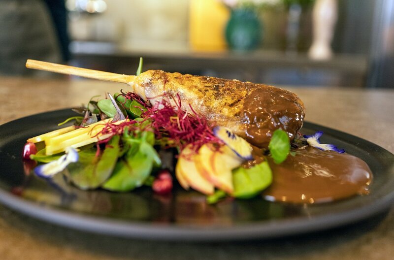 Pilze als Fleischersatz: Mit Austernpilzen und Reispapier hat Lucie eine vegane Gänsekeule zubereitet. – Bild: Benjamin Wistorf