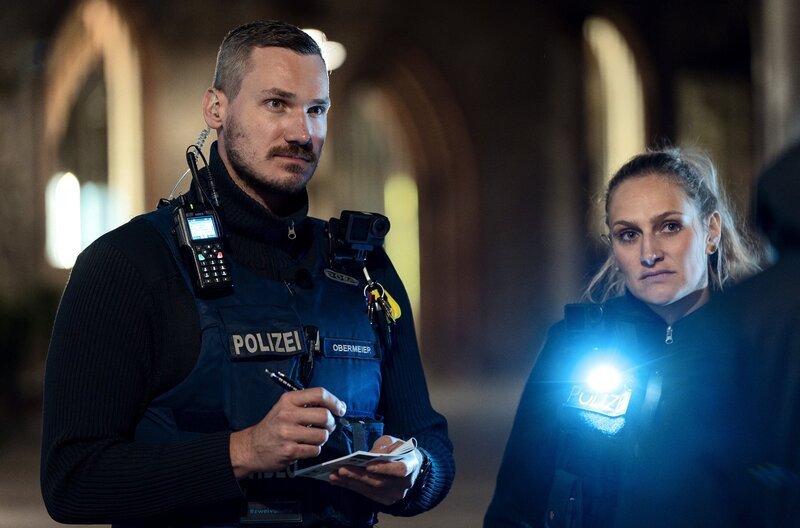 Sebastian Obermeier und Lara Schlosser an Am Mainzer Hauptbahnhof. – Bild: SWR/​Jürgen Weißenfels