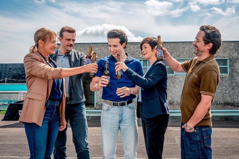 (v.li.): Biggi Obergschwendter (Angelika Niedetzky), Stefan Pichlwanger (Michael Steinocher), Aleks Malenov (Damyan Andreev), Joe Haizinger (Katharina Stemberger), Dr. Richie Vitek (Alexander Pschill) – Bild: ORF/​Gebhardt Productions/​Stefanie Leo