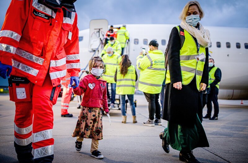 Claudia Peppmüller (re.) begleitet eine kleine Patientin vom Flugzeug ins Friedensdorf. – Bild: NDR /​ André Hirtz