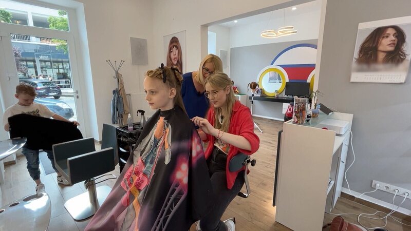 Lena schneidet Melinas Haare. – Bild: ORF