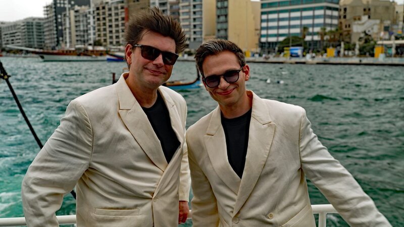 Wollen mit Glücksspiel das ganz große Geld machen: Lutz van der Horst (l.) und Fabian Köster (r.) in Malta. – Bild: ZDF