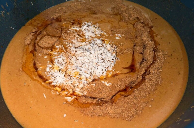 Für das traditionell senegalesische Osterdessert wird Hirse gegart und dazu werden Früchte des Afrikanischen Affenbrotbaums, Erdnussbutter, Zucker und Gewürze miteinander vermengt. – Bild: Elephant Doc