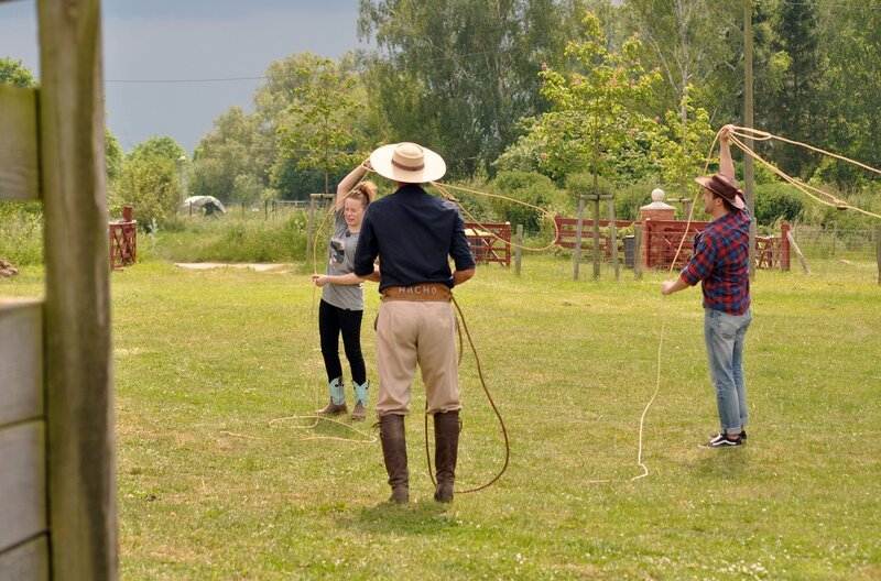 Linn (li.) und Johannes (re.) lernen von Nacho, wie man ein Lasso schwingt. – Bild: SWR