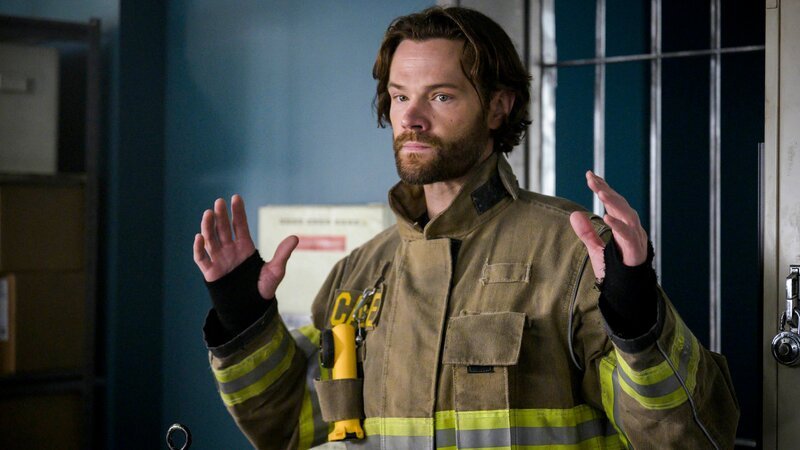 „False Alarm“ – Station 42 responds to a false alarm call that escalates into a dangerous hostage situation. Jared Padalecki guest stars as Camden, a SoCal firefighter who immediately recognizes Bode’s raw talent. Pictured: Jared Padalecki as Camden Casey. – Bild: CH Media /​ Eric Milner