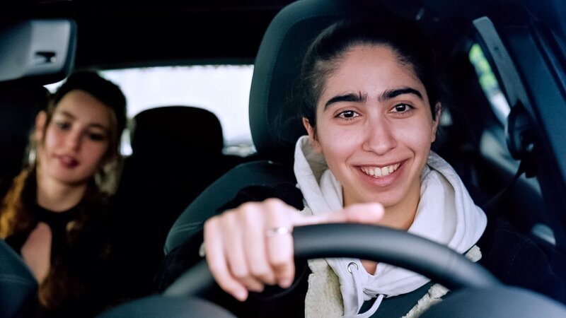 (v.li.): Lia Wilfing (Lola), Elif Duygu (Yara). – Bild: ORF/​KGP Filmproduktion