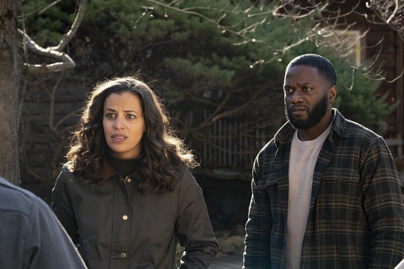 Grace Stone (Athena Karkanis, l.); Tarik (Warner Miller, r.) – Bild: Warner Bros. Entertainment Inc. /​ Peter Kramer