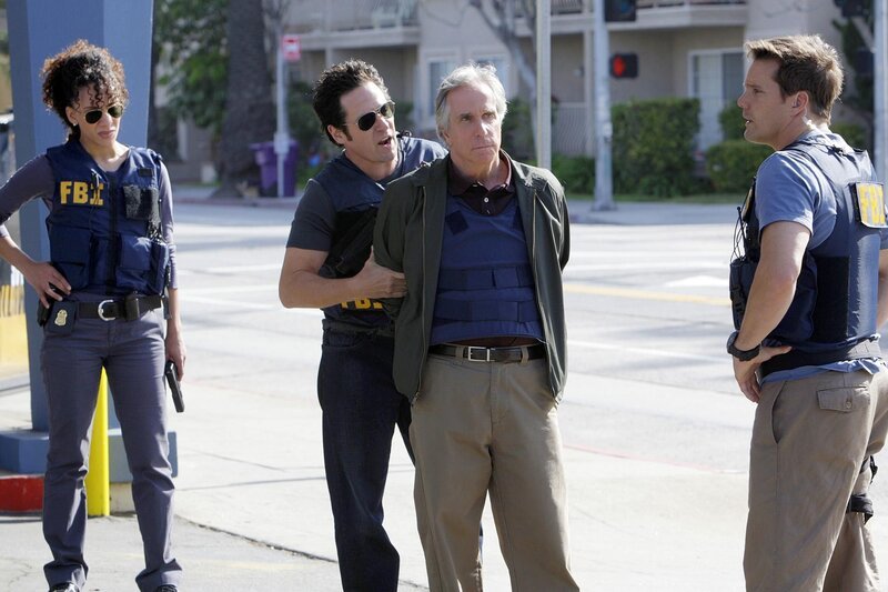 Liz (Aya Sumika, l.), Don (Rob Morrow, 2.v.l.) und Colby (Dylan Bruno, r.) arbeiten an einer Reihe von Banküberfällen, für die der ehemalige FBI-Ermittler Bloom (Henry Winkler, 2.v.r.) als Hauptverdächtiger gilt, während Amita Opfer einer Entführung wird … – Bild: Paramount Network Television