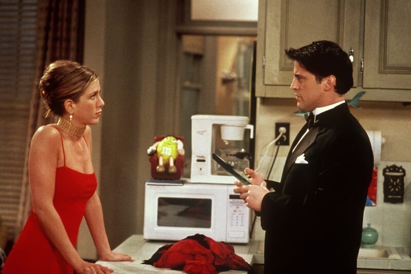 Rachel (Jennifer Aniston, l.) versucht Joey (Matt LeBlanc, r.) klarzumachen, dass er die Trophäe, die er gestohlen hat, zurückgeben muss … – Bild: sixx