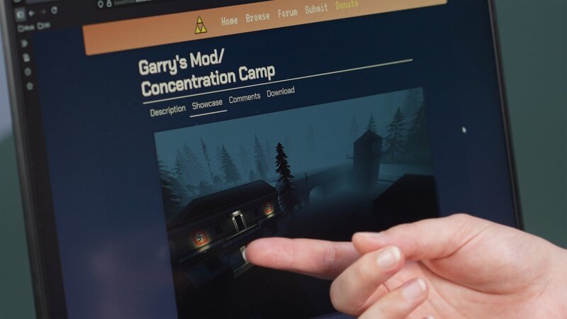 Mareike Stürenburg zeigt dem Filmteam Beispiele von Modding in beliebten Computerspielen wie „Gerry’s Mod“. – Bild: ZDF und Florian Henke