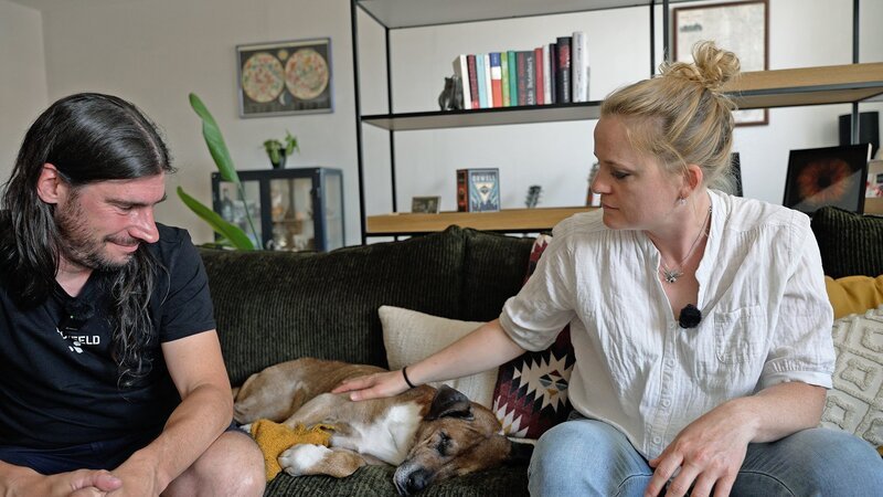 Hund Angus uns seine Besitzer:innen auf dem Sofa – Bild: SRG SSR
