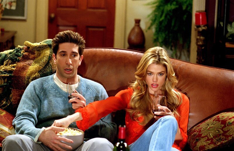 Ross Geller (David Schwimmer, l.); Cassie Geller (Denise Richards, r.) – Bild: Warner Bros Entertainment Inc. All rights reserved.