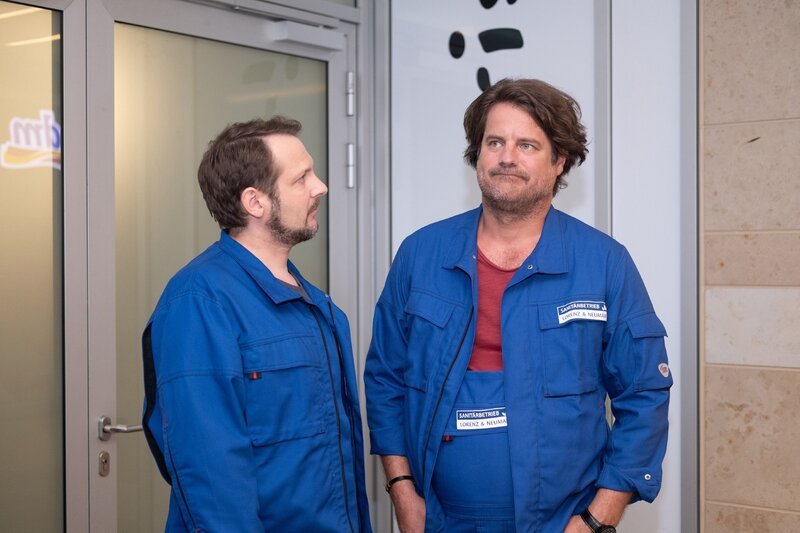 Stefan (Tim Olrik Stöneberg, r.) klagt Dirk (Jens Kipper) sein Leid. Er will, im Hinblick auf die Kinder, verantwortungsvoll handeln. – Bild: RTL /​ Dennis Alexander Hundt /​ Folge 35