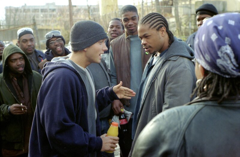 Premiere: „8 Mile“. Im Bild: Jimmy (Eminem) konfrontiert einen Arbeitskollegen (Xzibit) mit einem Rap um einen Streit zu klären. – Bild: ORF/– Premiere: „8 Mile“. Im Bild: Jimmy (Eminem) konfrontiert einen Arbeitskollegen (Xzibit) mit einem Rap um einen Streit zu klären. – Bild: ORF/–