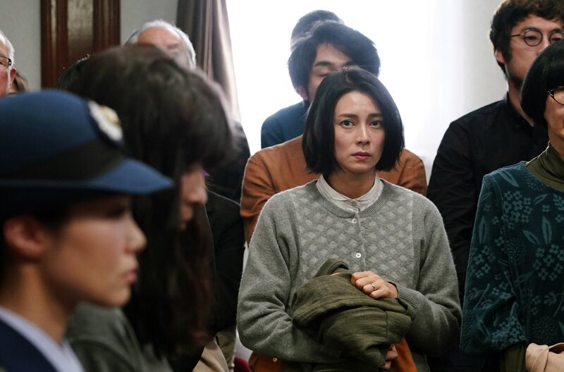 Banges Warten auf das Urteil: Wird Risakos (Ko Shibasaki, 2.v.r.) flammendes Plädoyer für die Angeklagte (Miki Mizuno, 2.v.l.) das Strafmaß abmildern können? – Bild: Wowow