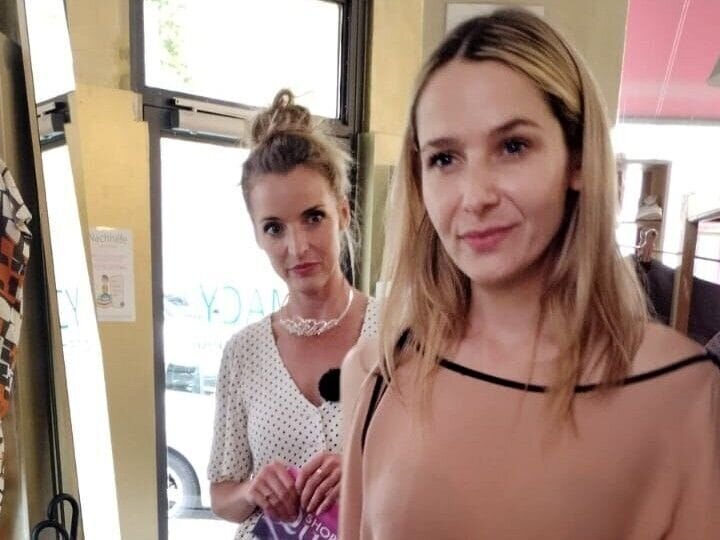 Julia (r.) und Shoppingbegleitung Julia – Bild: RTL /​ Constantin Ent.