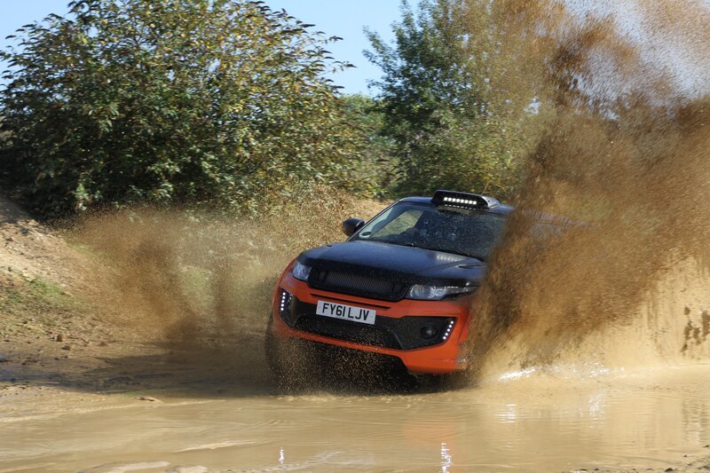 YARWELL, U.K. – Range Rover Evoque driving through a stream. – Bild: National Geographic