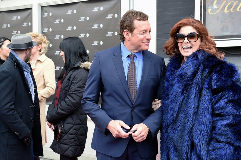 Bei den Ermittlungen in einem neuen Mordfall trifft Laura (Debra Messing, r.) auf Steve Guttenberg (Steve Guttenberg, l.) … – Bild: Warner Bros. Entertainment, Inc.