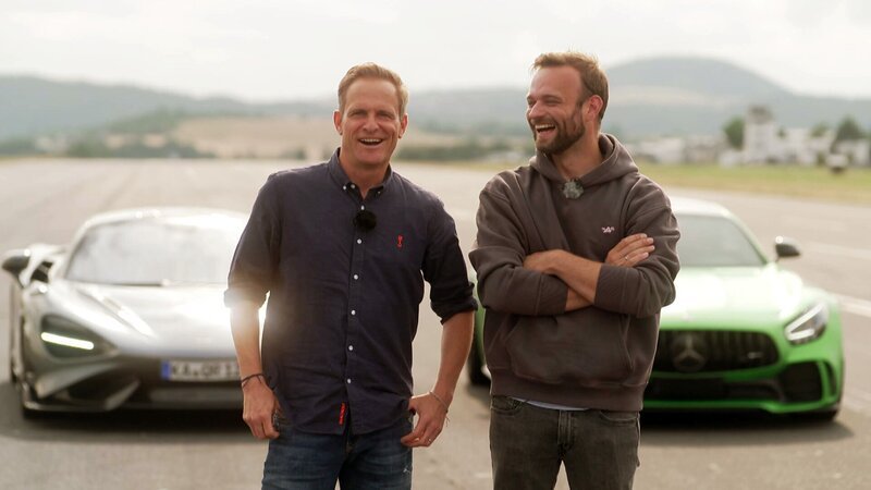 GRIP-Testfahrer Matthias Malmedie und Tuning-Experte Philipp Kaess nehmen einen getunten McLaren 765 LT und einen Mercedes-AMG GT-R unter die Lupe. – Bild: RTL Zwei