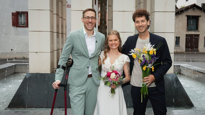 Reporter Spezial – Donat auf Achse: Von Ziegen, Hochzeiten und Organspende, Folge 6. Tom (l.) und Svenja (M.) Gisler an ihrer Hochzeit in Altdorf 2026. – Bild: SRF/​René Alfeld