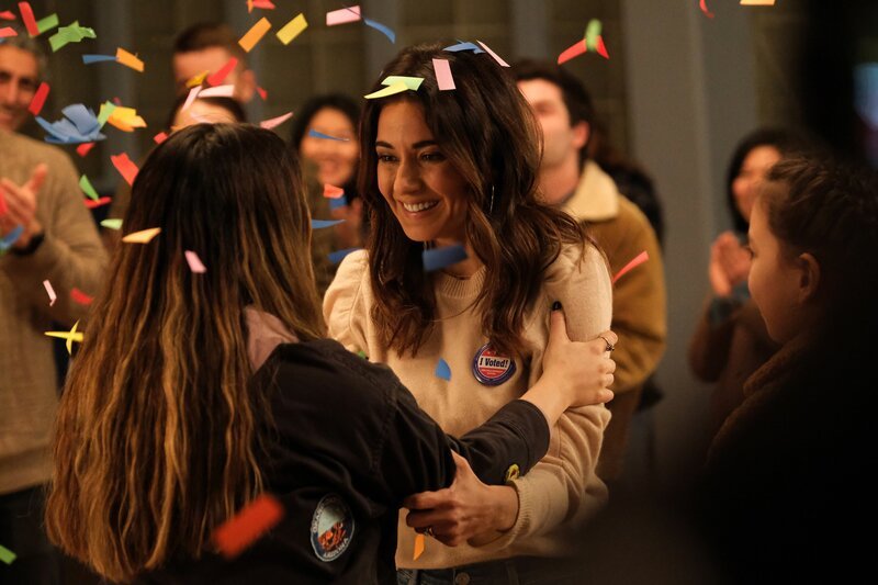 Sarah Cushing (Inde Navarrette, l.); Lana Lang Cushing (Emmanuelle Chriqui, r.) – Bild: The CW Network, LLC /​ DC /​ Warner Bros. Ent. Inc. /​ Bettina Strauss