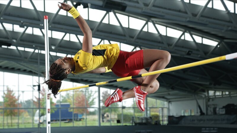 Die Geburtsstunde des Flop-Sprunges schlug zur Olympiade 1968: Der Athlet Dick Fosbury gewinnt die Spiele mit einer neuen Technik, bei der horizontale Bewegungsenergie in vertikale verwandelt wird. – Bild: Disney+