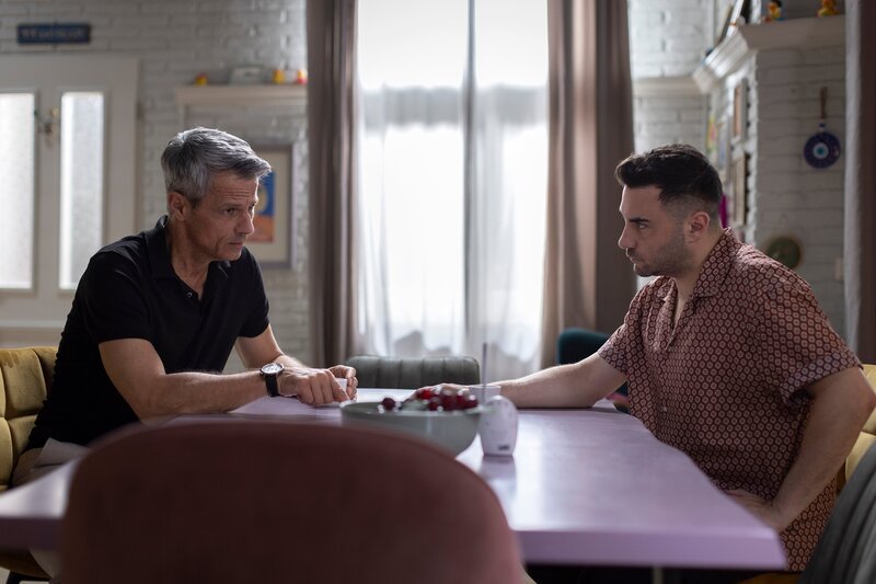 Benedikt (Jens Hajek, l.) informiert alarmiert Easy (Lars Steinhöfel) über Ringos neue Intrige. – Bild: RTL /​ Dennis-A. Hundt