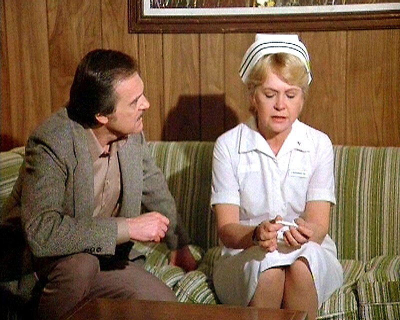 Dr. Asten (John S. Ragin) tröstet Schwester Lynne Buchanan (Georgann Johnson), die vom Dienst suspendiert wurde. – Bild: RTLup