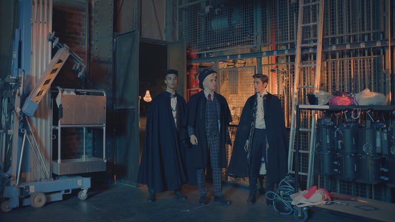 Die Zeitsammler haben es ins Jahr 2018 geschafft und wollen endlich an Lenas Zeitmesser gelangen. Pinky: (l. Lawrence Walker, Frank (M. Seán Óg Cairns), Clive (r. Luca Varsalona) – Bild: ZDF/​Cottonwood Media