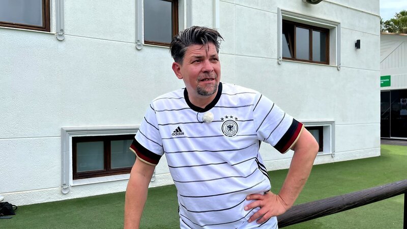 Tim Mälzer in Marbella, Spanien. – Bild: RTL /​ Endemol Shine /​ Florian Schuchmann /​ Tim Mälzer vs. Thomas Bühner