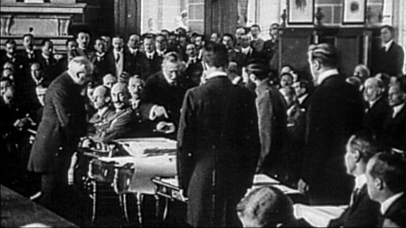 Unterzeichnung des Vertrags von Saint-Germain am 10. September 1919 im Schloss Saint-Germain-en-Laye in Frankreich. – Bild: ORF/​PAMMER FILM