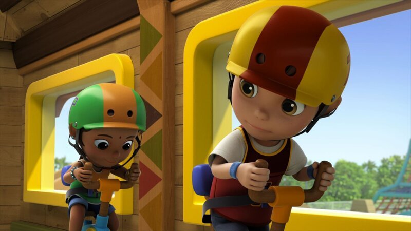 Der kleine Mehmet hat einen Hindernisparcours vorbereitet: Die vier besten Kinder dürfen mit einem riesigen Trojanischen Pferd, das mit Pedalkraft betrieben wird, über die Ziellinie fahren. – Bild: SUPER RTL